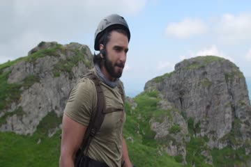 Ranveer vs Wild with Bear Grylls 2022 in Hindi thumb